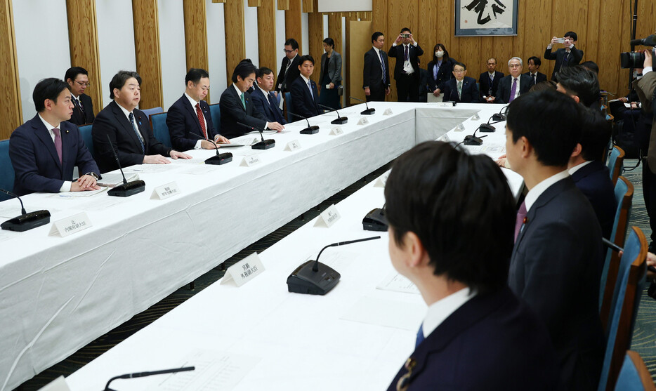 政府は１７日、外国人材との共生に関する関係閣僚会議を首相官邸で開き、「技能実習」に代わる外国人材受け入れ制度「育成就労」の２０２７年中のスタートに向け、有識者会議の設置を決めた。