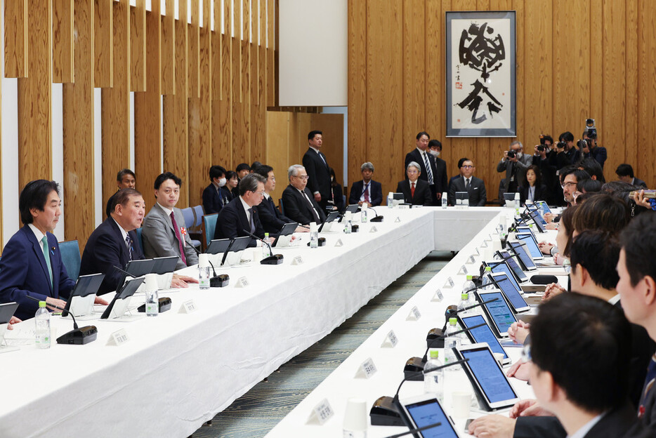 ＡＩ戦略会議で発言する石破茂首相（左から２人目）＝２６日午前、首相官邸