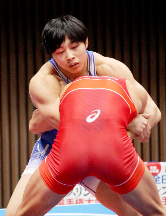 決勝で相手と組み合う田南部