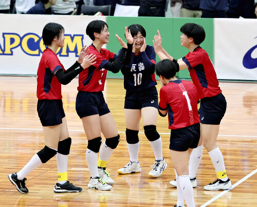 初優勝を決め喜ぶ京都女子の選手たち（２８日）＝泉祥平撮影