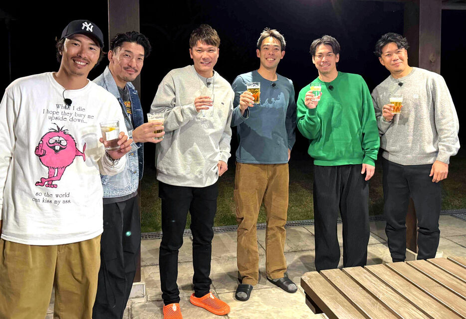 旅番組の収録に臨む（左から）元ヤクルト・上田氏、元巨人・梶谷氏、巨人・坂本、広島・秋山、タイガース・前田、中日・大野