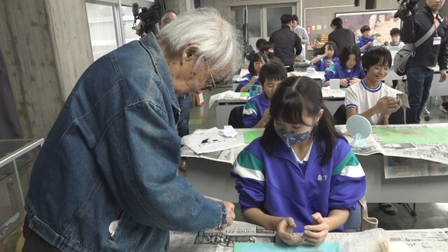 彫刻家・速水さんと卒業制作をする児童ら　多度津小学校　香川・多度津町栄町