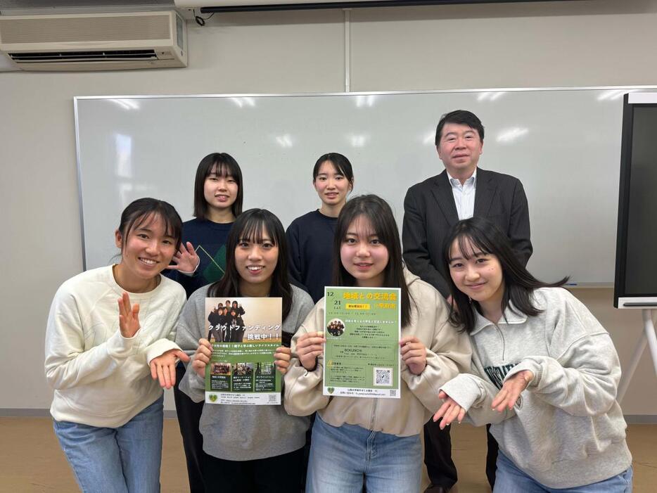 山梨大学生命環境学部地域社会システム学科の2024年度田中敦ゼミ「第8期生」と田中敦教授。