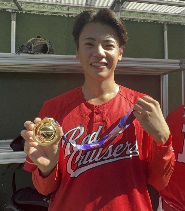 「WBSC　U23ワールドカップ」の金メダルを掲げるトヨタ自動車・後藤凌寿（提供写真）