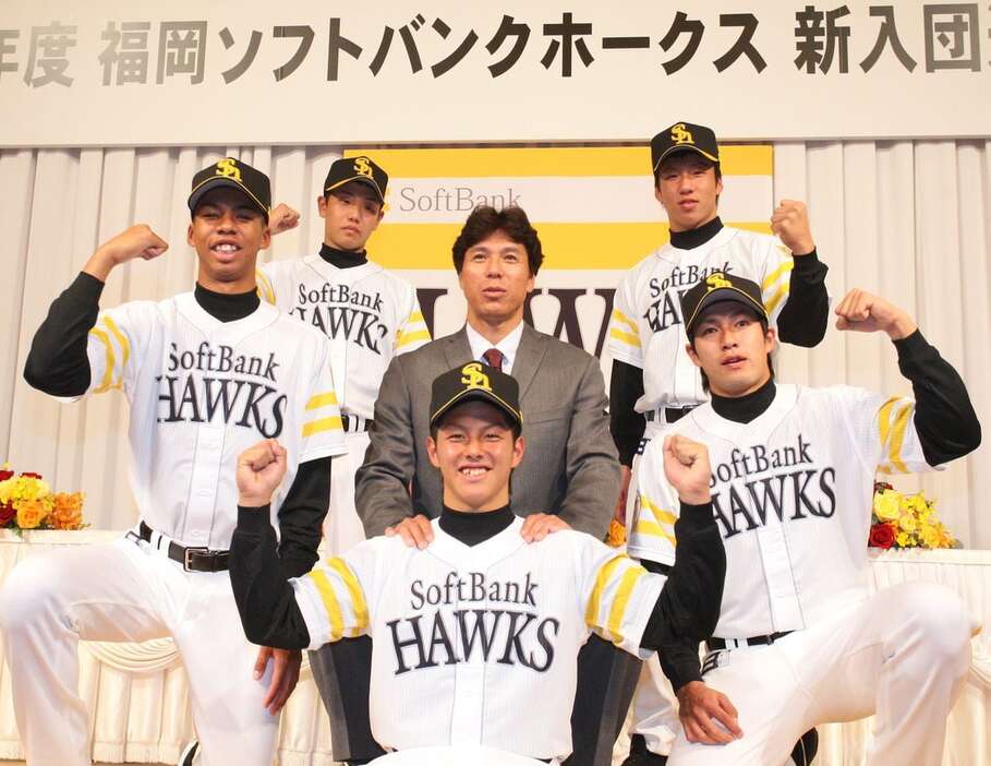 2010年のソフトバンク新入団会見で、ドラフト1位の山下は前列中央でポーズ。育成6位の甲斐は撮影に加わることもできなかった