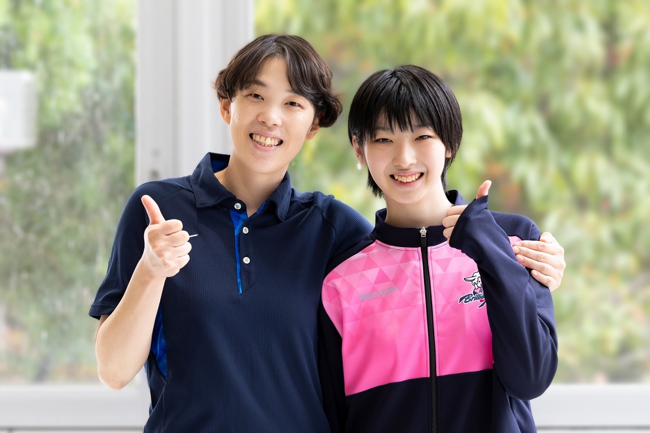 ブリリアントアリーズジュニアの藤岡智恵美監督と選手の西澤紗希さん。今後、ジュニアチームの存在はますます大きくなるだろう