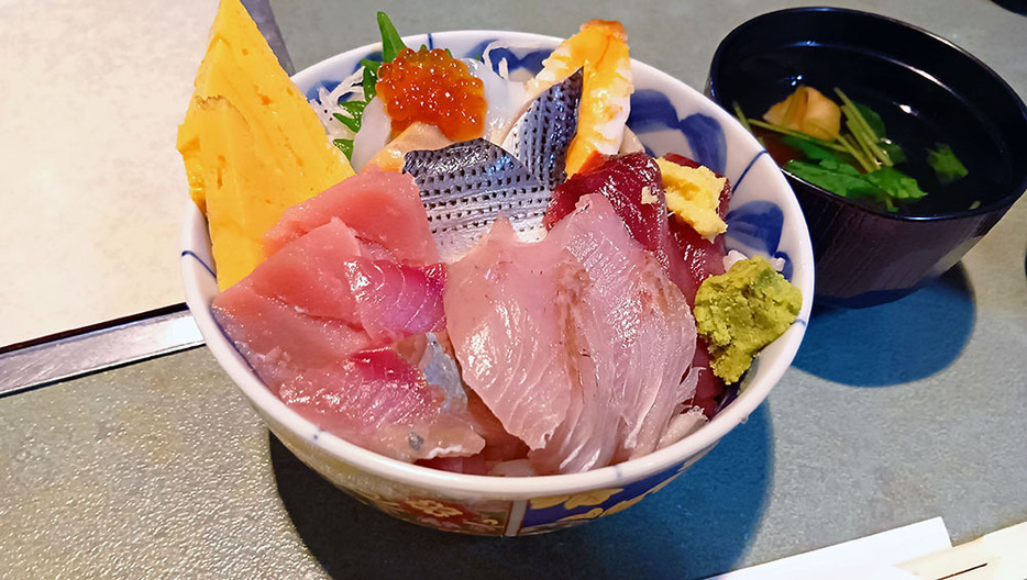 「地魚　海鮮丼」お吸い物付き（1850円）