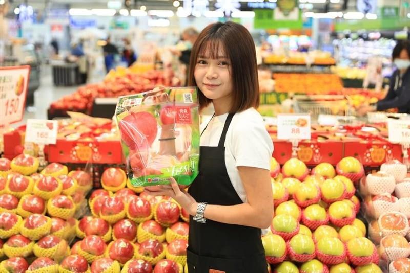 南部・高雄市のスーパーで販売されている青森県産のリンゴ＝カルフール提供