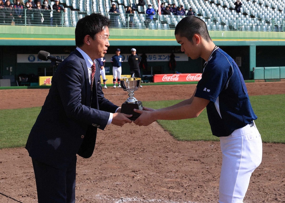 ＜レッドスターカップ＞赤星氏が、優勝しMVPを獲得したニュー・ヤンキースの直田主将に記念品を手渡す（撮影・岸　良祐）　