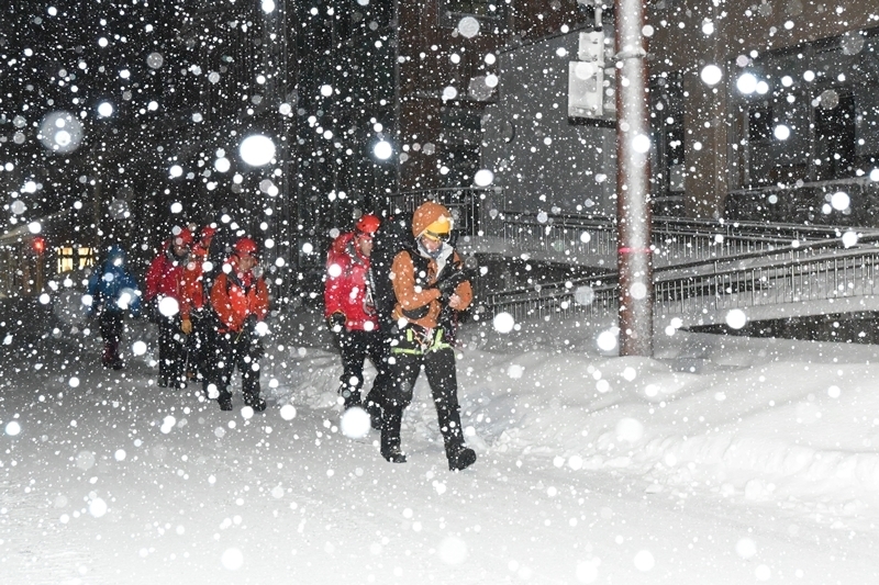 雪が降る中、遭難者の捜索に向かう救助隊＝午前６時２１分、鳥取県大山町大山