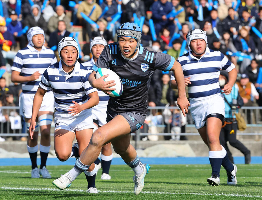 高川学園対秋田工　前半、抜けだしトライを決める高川学園・大嶋（撮影・藤尾明華）