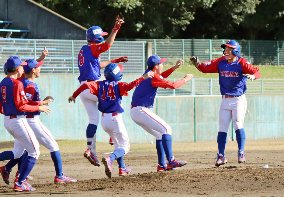 コールド勝ちを決める一打を放った村橋（右端）を出迎える狭山西武ナイン