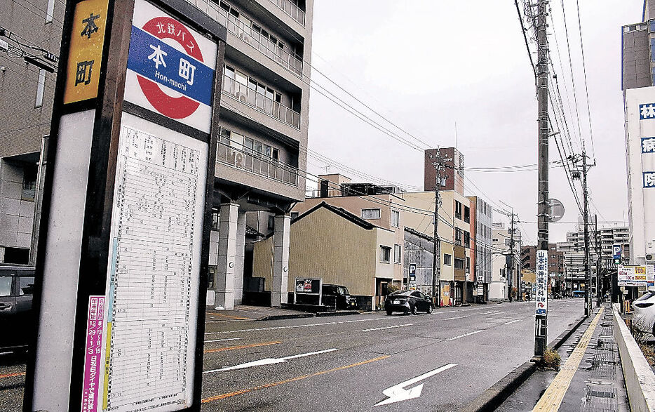 イノシシが車と接触した現場＝８日午前１１時４５分、金沢市本町１丁目