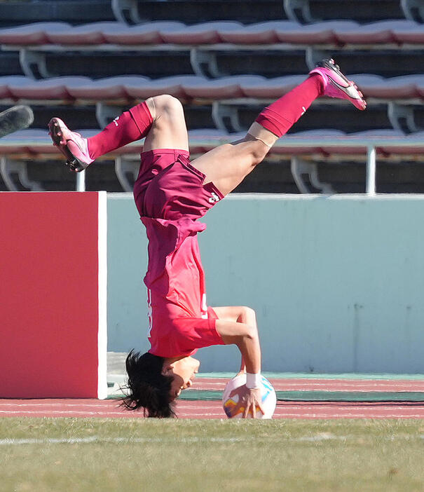 静岡学園対高知　前半、ハンドスプリングスローでボールを送る高知・西森（撮影・足立雅史）