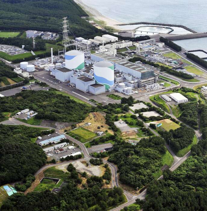 九州電力川内原発の３号機増設計画が凍結される前の建設予定地（手前）。奥は１、２号機＝２０１１年７月、薩摩川内市久見崎町（本社チャーター機から）