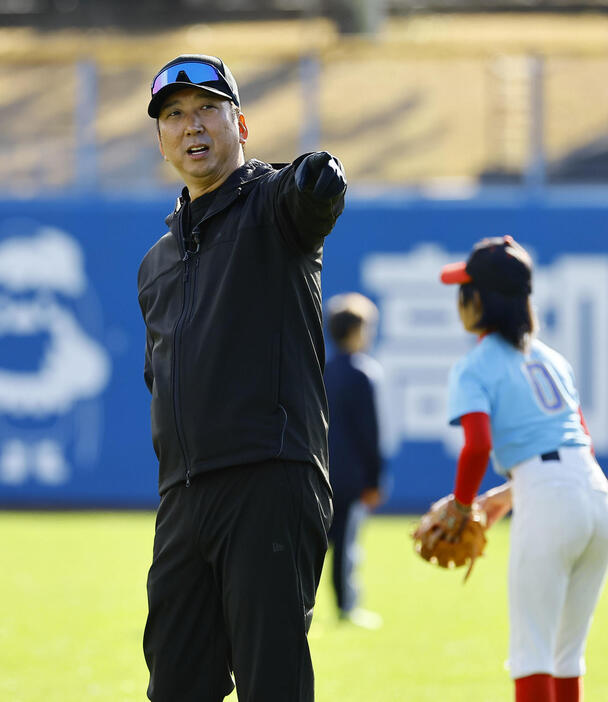 野球教室で子どもたちに指導する阪神藤川監督（撮影・藤尾明華）