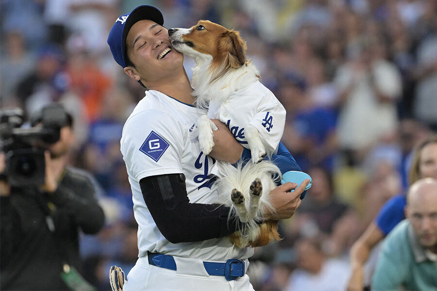 ドジャース・大谷翔平と愛犬のデコピン【写真：ロイター】