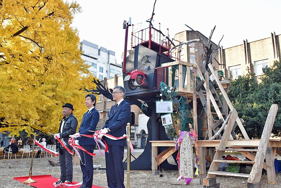 「再生の樹」の除幕式でテープカットに臨んだ木村さん（左）＝4日午後、東京都文京区