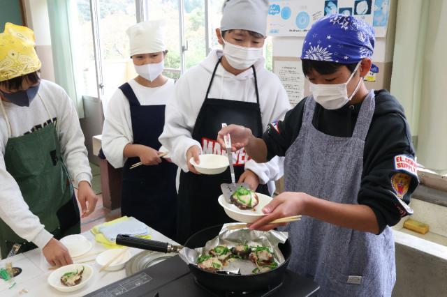 干しシイタケを使ったピザ作りに挑戦した北川小の児童