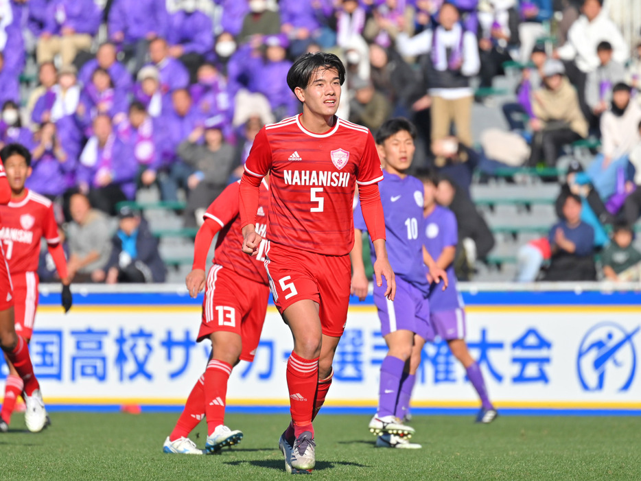 CBとしてフル出場したDF亀田安澄(3年)(写真協力『高校サッカー年鑑』)(HIGH SCHOOL SOCCER YEARBOOK)