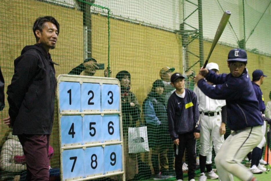 中学生に野球を指導する鳥谷さん（写真提供＝T&Sスポーツスクール）