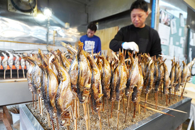 大黒様のお歳夜に合わせて焼き上げられたハタハタ＝鶴岡市・梅津鮮魚店