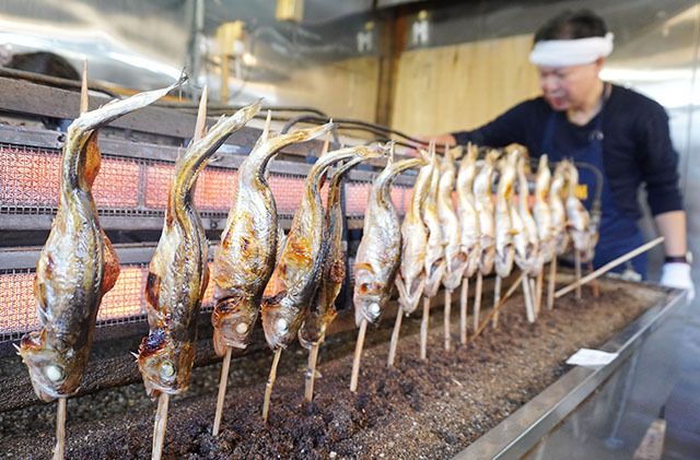 大黒様のお歳夜に合わせて焼き上げられるハタハタ＝鶴岡市・梅津鮮魚店