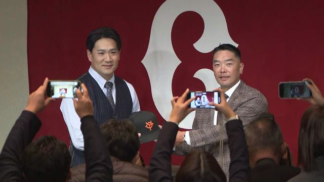 巨人・入団会見を行った田中将大投手と阿部監督