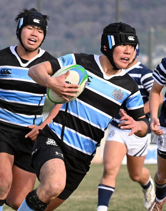 盛岡工対茗渓学園　後半、茗渓学園・白鳥がトライ（撮影・前岡正明）