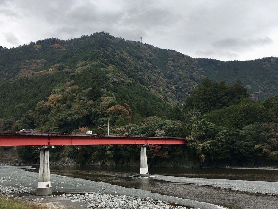 ここから一、二時間もすれば到着する川根温泉を目指していた。