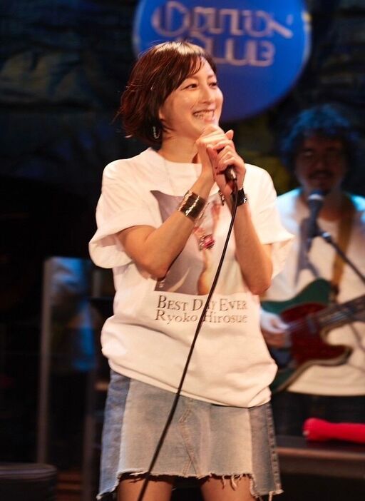 ２５年ぶりのライブでファンとの交流を楽しむ広末涼子