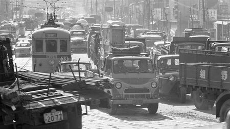 1964年に東洋経済新報社の写真部のカメラマンが撮影。場所は都内の四ツ目通りか永代通りのどこかとみられる（写真：東洋経済写真部撮影）