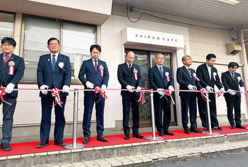 オープンセレモニーでテープカットをする藤井栄一郎白岡市長（左から2人目）ら＝19日午後、JR白岡駅西口