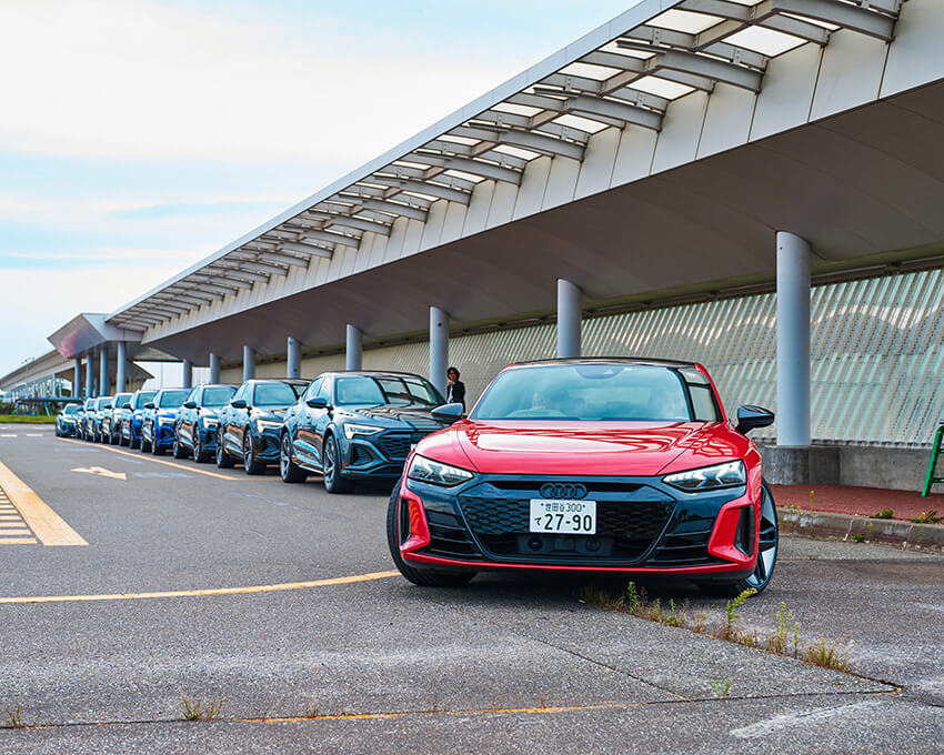 旅は旭川空港から出発。先頭を走る赤い車両はアウディを代表する電気自動車「e-tron GT」。