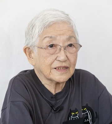 16歳のとき、長崎に投下された原爆で両親と3人の弟を失った、現在95歳の森田富美子さん。90歳のときに日常のことや政治的な思いをSNSで発信し始め、91歳で初めて原爆での体験について触れ、現在Xでは約8.5万人のフォロワーを持つ。写真/杉山和行