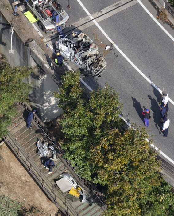 ダンプカーと乗用車が正面衝突した現場＝広島市安佐南区で2024年11月12日午後1時6分、本社ヘリから西村剛撮影