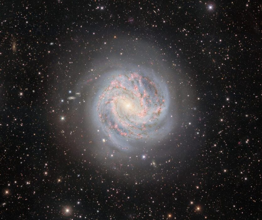 うみへび座の渦巻銀河「M83（Messier 83）」。別名「南の回転花火銀河（Southern Pinwheel Galaxy）」