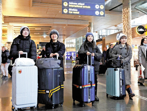 オスロ空港に到着した高校生平和大使の（左から）甲斐なつきさん、大原悠佳さん、島津陽奈さん、津田凜さん（８日）＝浦上太介撮影