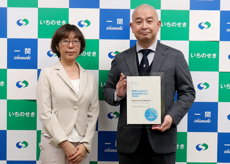 本県初のウェルネスチャンピオンとして表彰された渋谷住職