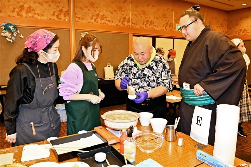 荒汐部屋の味付けを伝える内海さん（右から２人目）。右は丹治さん