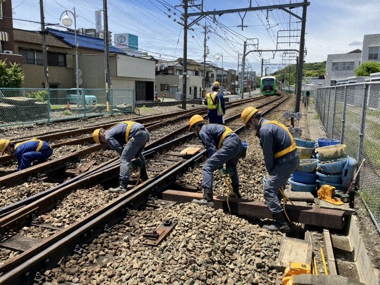 列車が運行する日中に枕木の交換をする作業員ら。中央奥は見張り員＝静岡鉄道提供