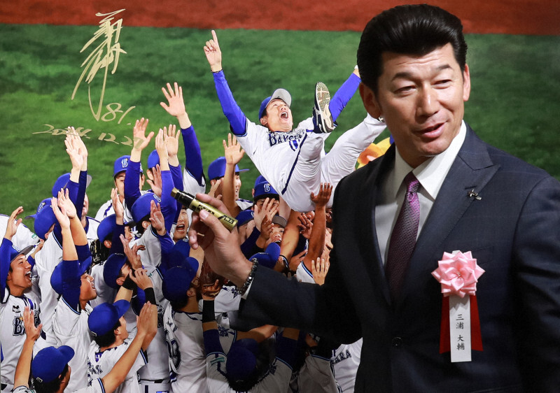 報道写真展のオープニングセレモニーで写真パネルにサインをするプロ野球DeNAの三浦大輔監督＝東京都中央区の銀座三越で2024年12月27日午前9時17分、小出洋平撮影