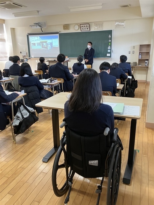 福岡県立三井高の普通科福祉教養コースの授業。車いすの女子生徒は天板の広い机を使う＝12月上旬