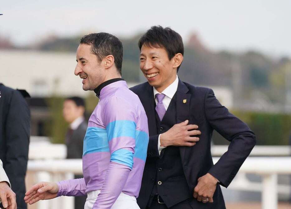 ナムラクレアで阪神Cを制し、JRA通算100勝を達成した長谷川浩大調教師（右）