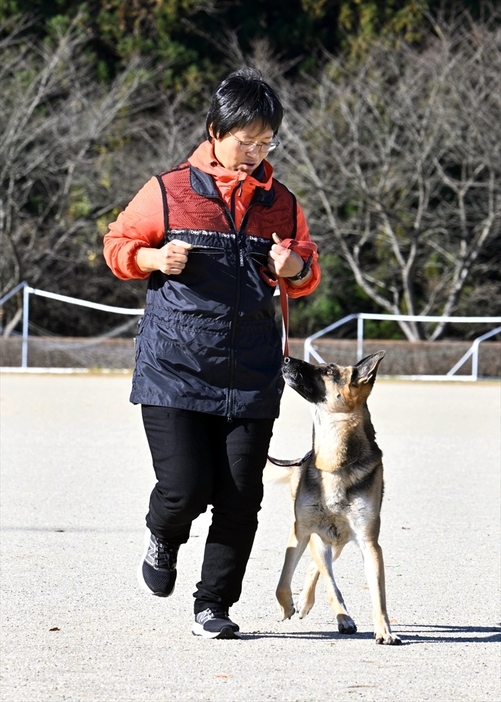 愛犬レーガと歩調を合わせてランニングする藤田さん