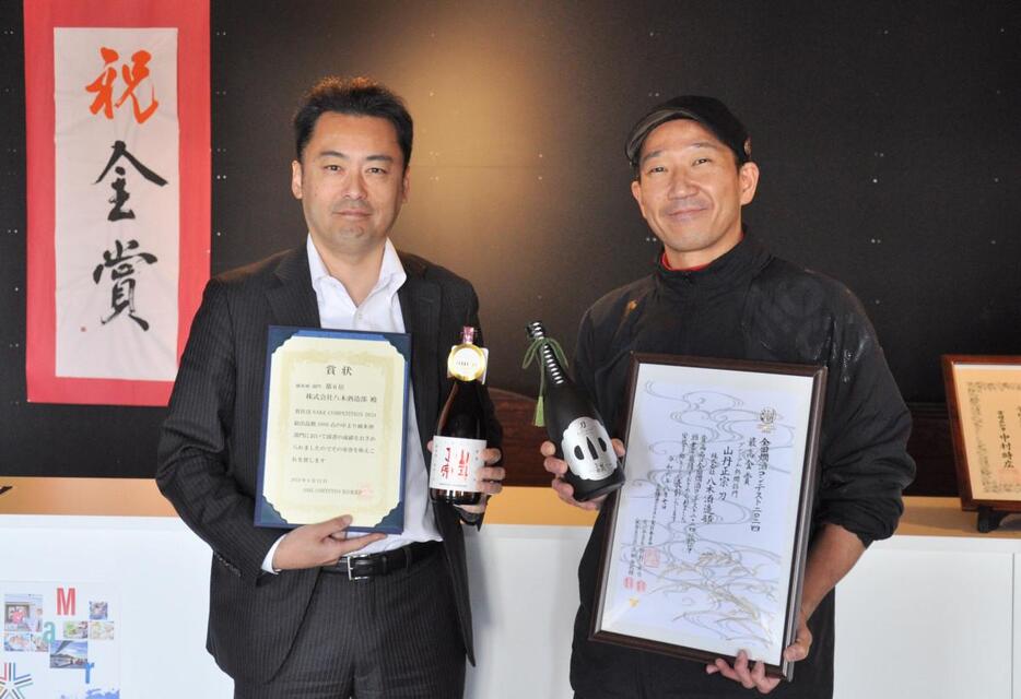 数々の日本酒を仕込んできた若き杜氏（右）と写る八木社長（左）