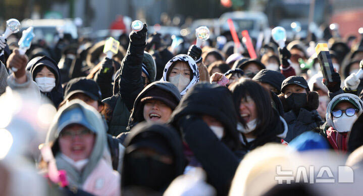 (写真：朝鮮日報日本語版) ▲22日午前、ソウル市内の南泰嶺駅近くでスローガンを叫ぶデモの参加者たち。