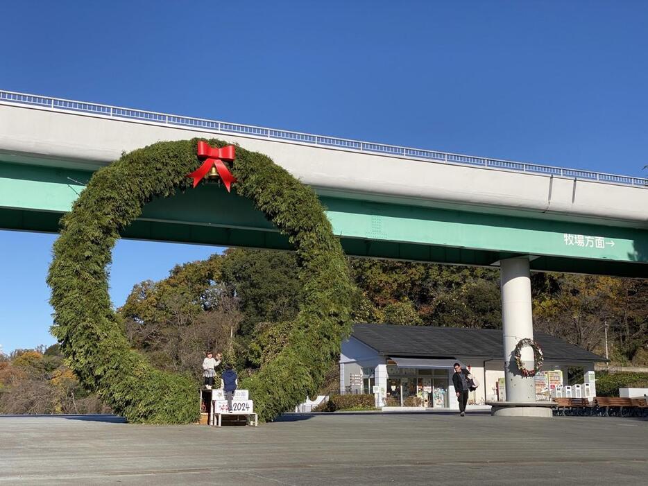 正面入り口前に設置されたクリスマスリース