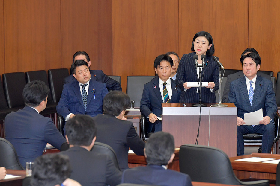 衆院政治改革特別委員会で、自民政治改革本部事務局長の小泉進次郎氏（手前左端）が見守る中で発言する牧島かれん氏（右から２人目）＝１０日、国会内