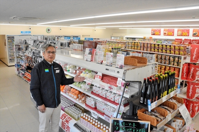 １７日に開店した店舗内で地域発展に貢献すると誓う渡辺さん